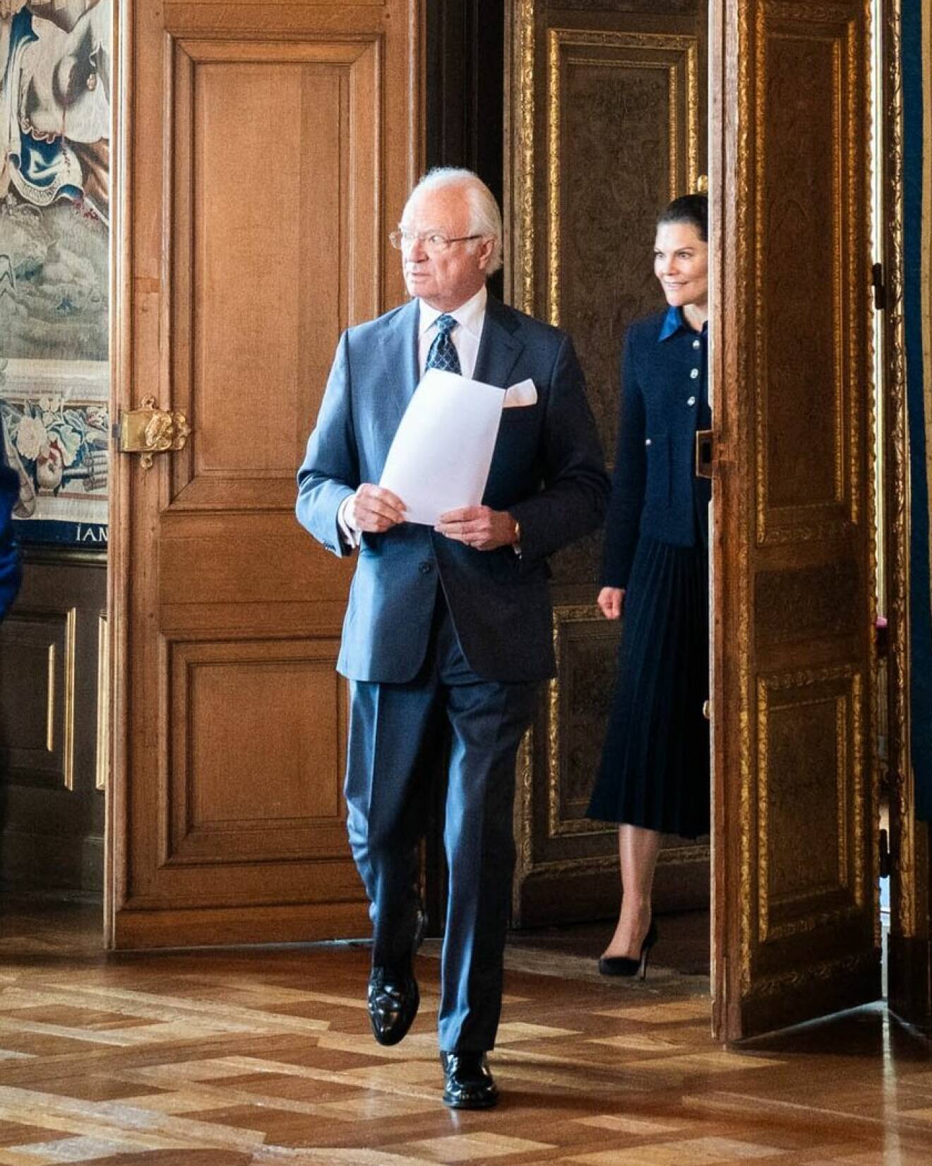 Kungen och kronprinsessan Victoria vid ankomsten till informationskonseljen på Stockholms slott
