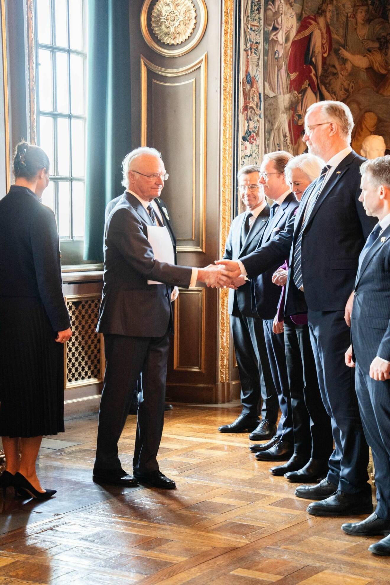 Kungen och kronprinsessan Victoria med regeringen vid konseljen på Stockholms slott i april 2024
