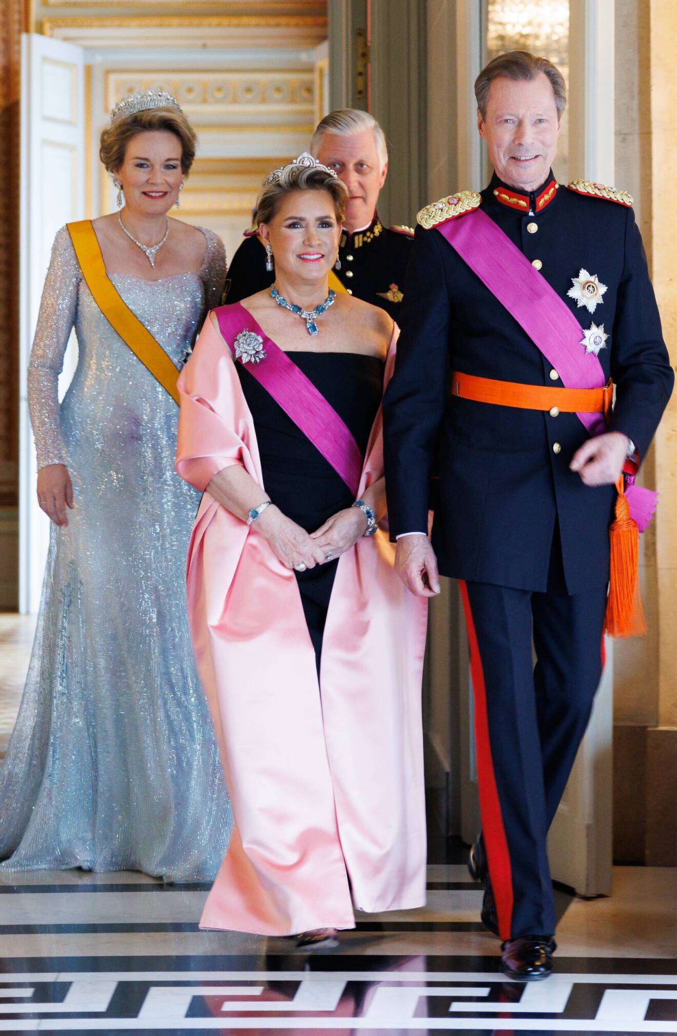 Luxemburgs storhertig Henri och hans fru Maria Teresa med Belgiens kungapar Mathilde och Philippe