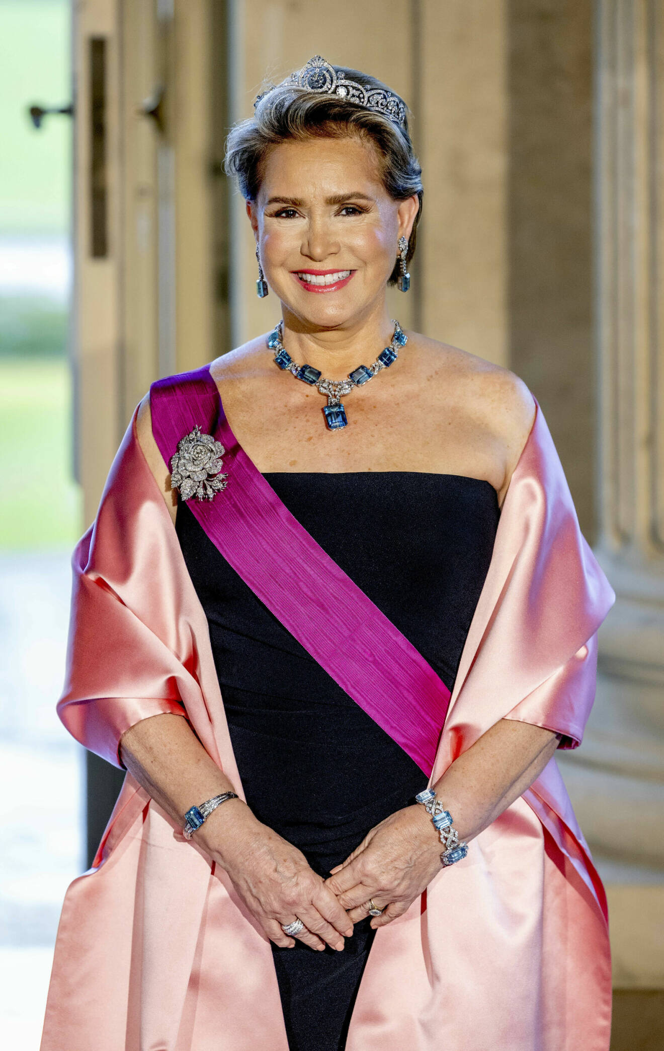 Storhertiginnan Maria Teresa av Luxemburg på galamiddag i tiara