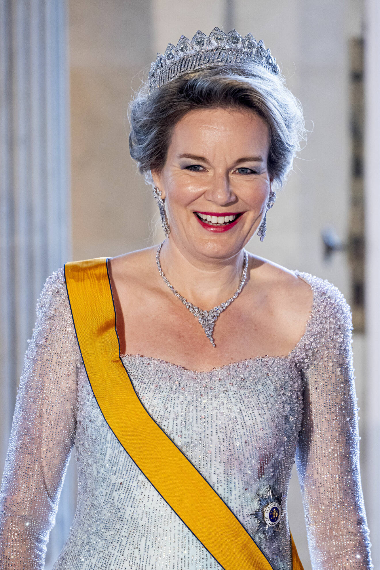 Drottning Mathilde i paljettklänning från Armani Privé och drottning Astrids tiara