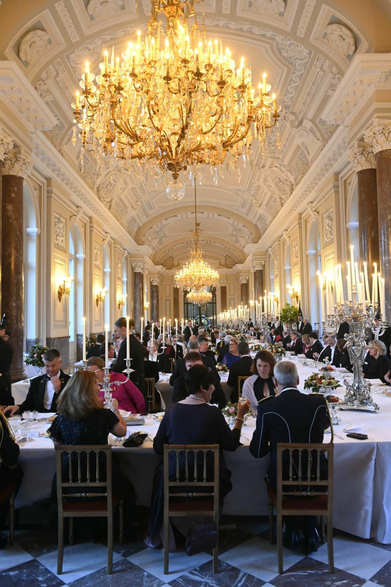 Gästerna till bords vid galamiddag i La Grande Galerie på slottet Laeken i Bryssel