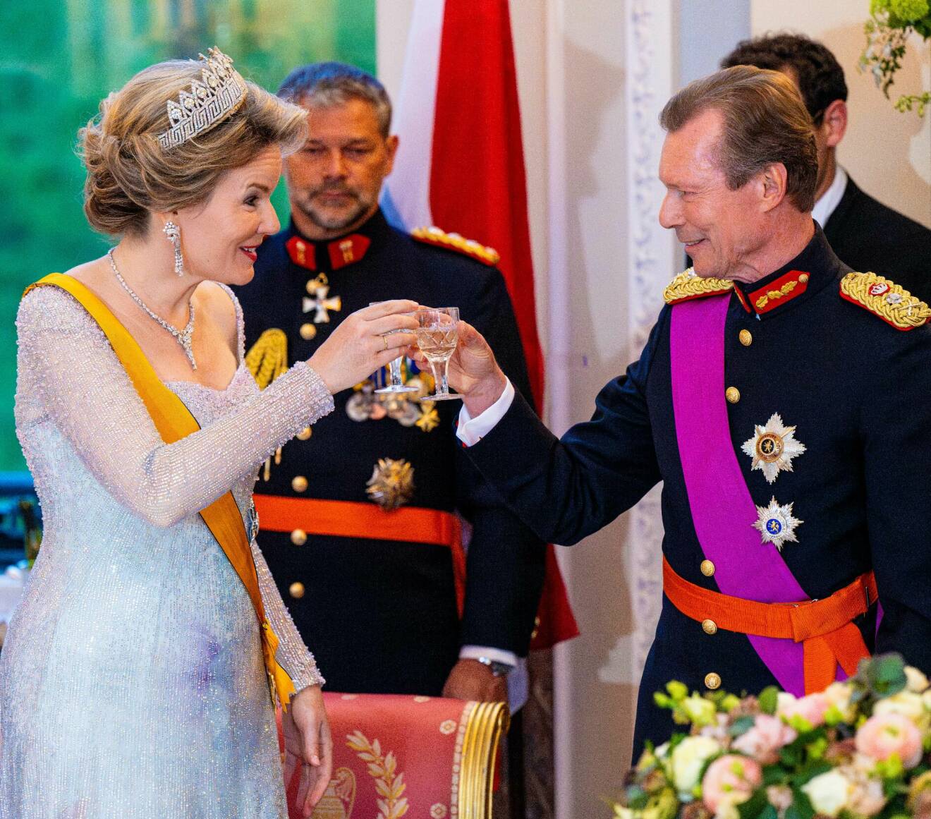Drottning Mathilde i en skål med storhertig Henri av Luxemburg