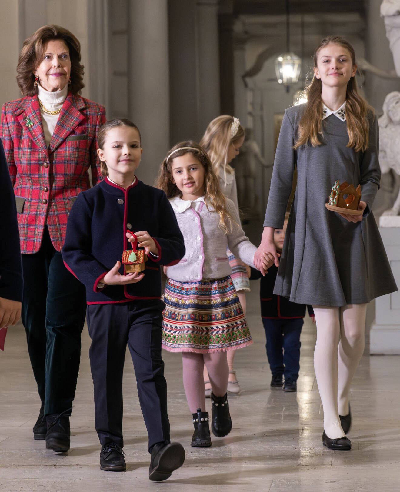 Prins Alexander med farmor drottning Silvia och sina kusiner prinsessan Adrienne och prinsessan Estelle