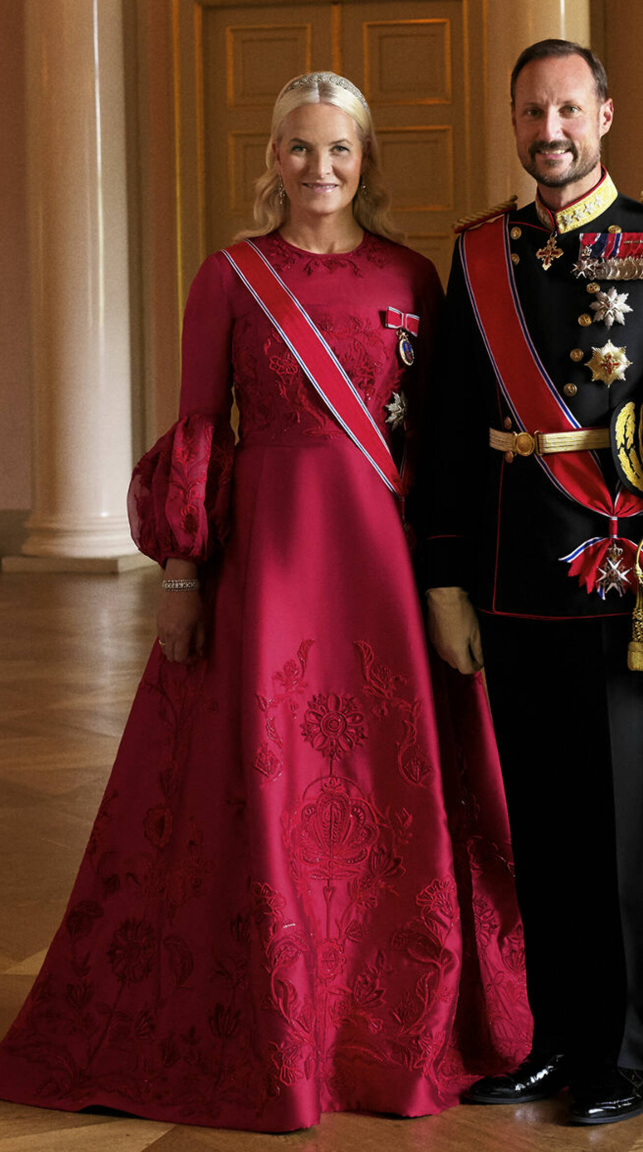Kronprinsessan Mette-Marit i klänning från Peter Dundas på hovets nya officiella bild 2024