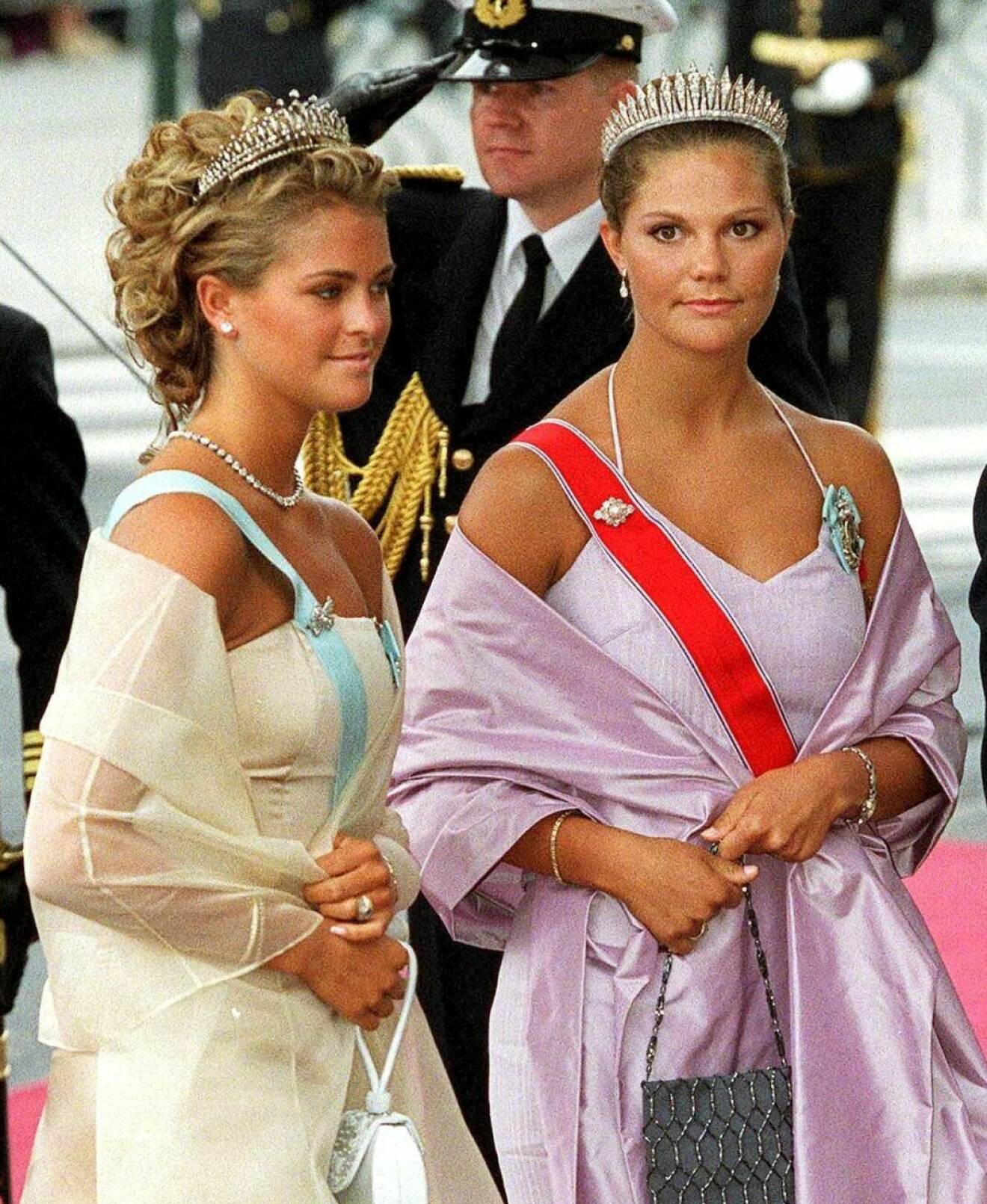 Prinsessan Madeleine och kronprinsessan Victoria på kronprinsessan Mette-Marits och kronprins Haakons bröllop 2001