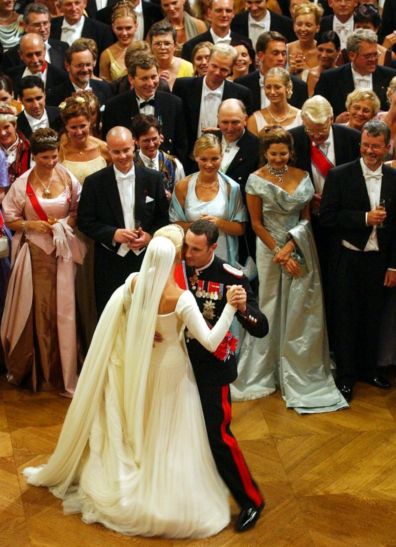 Kronprinsesssan Mette-Marit och kronprins Haakon när de dansade bröllopsvals 2001
