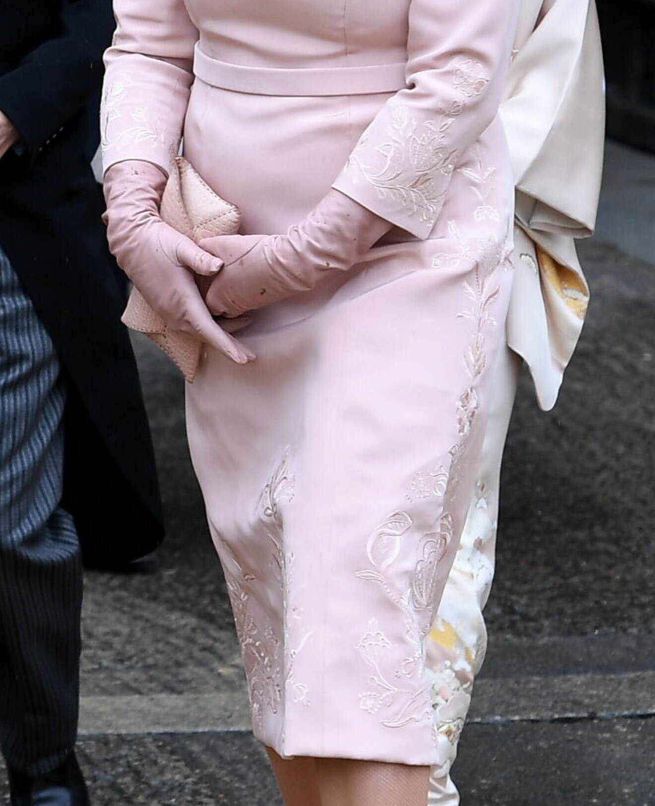 Kronprinsessan Mette-Marit vid kung Charles kröning – klädd i rosa klänning från Peter Dundas