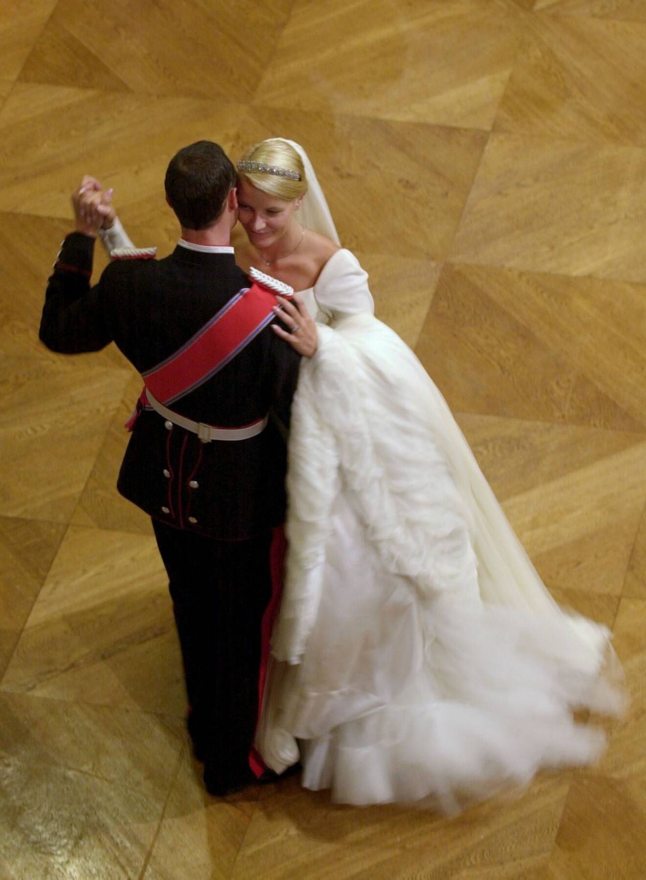 Kronprinsesssan Mette-Marit och kronprins Haakon på dansgolvet under sin bröllopsvals 2001