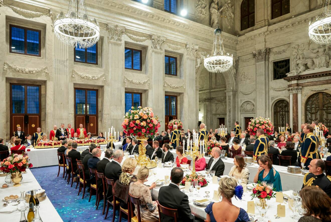 Gästerna till bords vid galamiddag på Kungliga slottet i Amsterdam