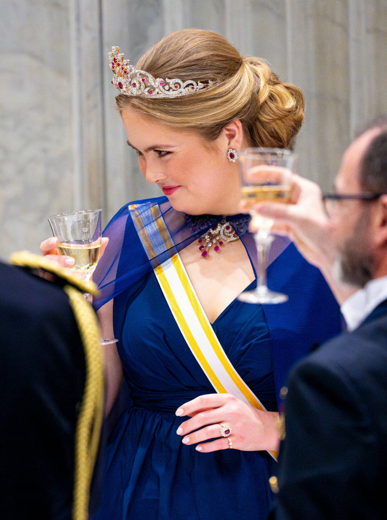 Kronprinsessan Catharina-Amalia skålar vid en galamiddag på slottet 2024 – klädd i lila klänning med cape