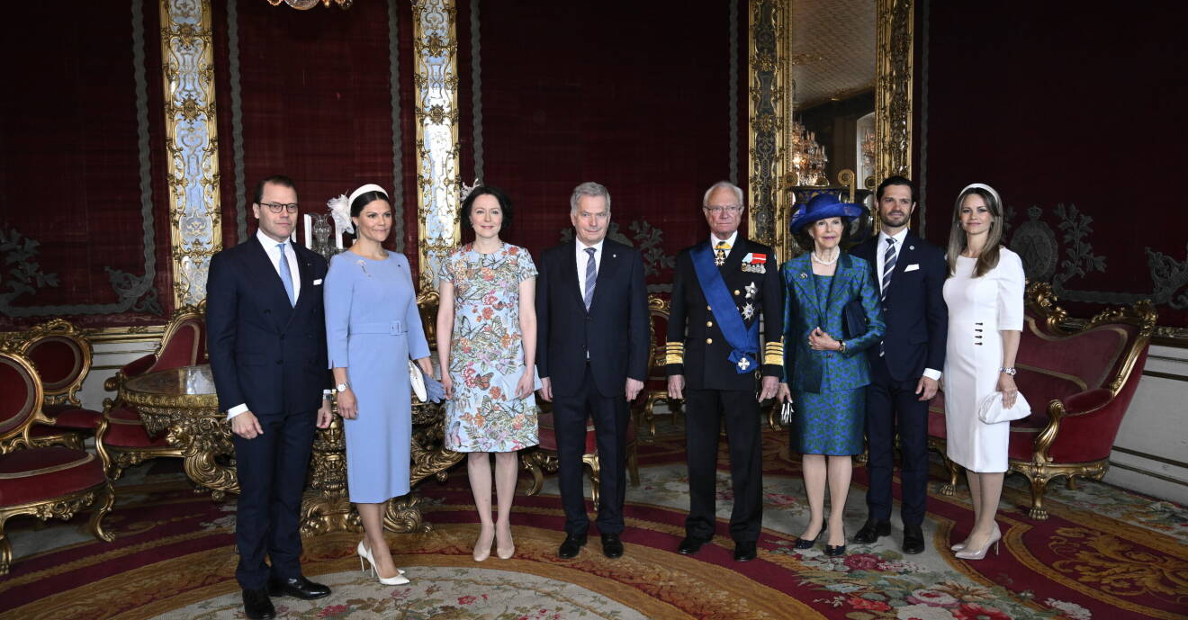 Prinsparet, kungaparet och kronprinsessparet poserar med finska presidentparet