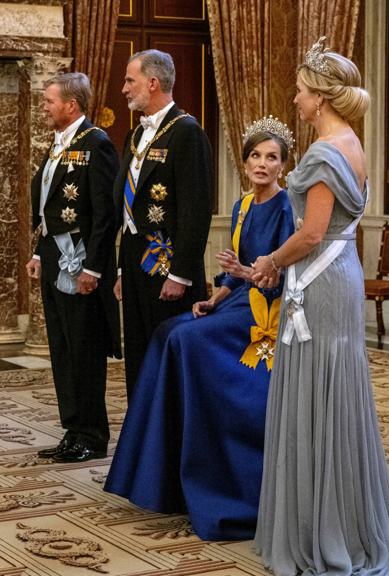 Drottning Letizia hälsar sittande på grund av sin diagnos metatarsalgi och Morton’s neurom
