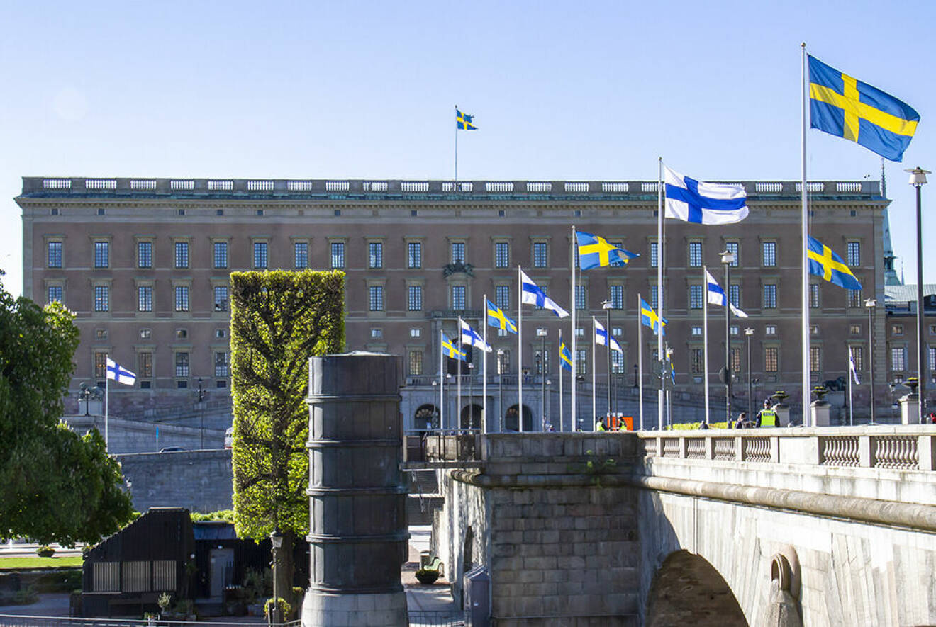 Finlands och Sveriges flaggor hissade på Norrbro