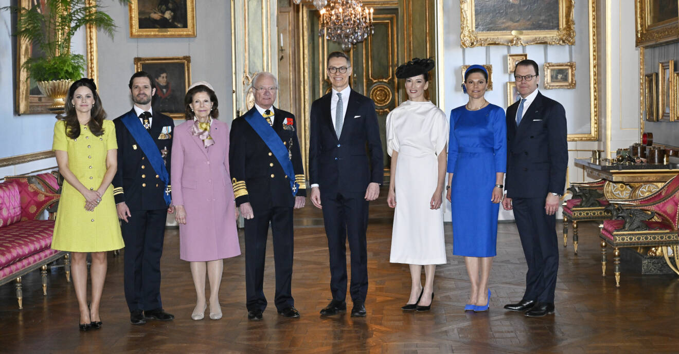 Prins Carl Philip, prinsessan Sofia, Kung Carl Gustaf, drottning Silvia, Finlands president Alexander Stubb med fru Suzanne Innes-Stubb, kronprinsessan Victoria och prins Daniel poserar på slottet