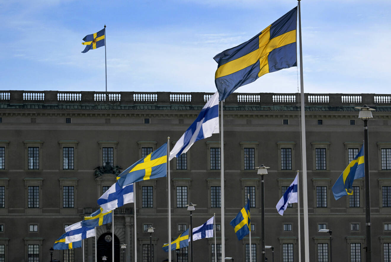 Statsbesök från Finland 2024 – flaggor på Norrbro