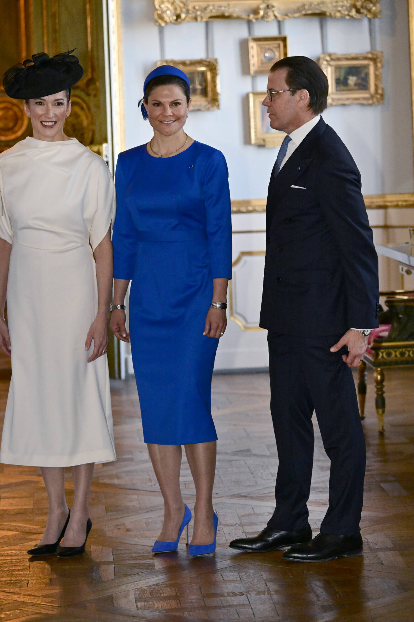 Statsbesök från Finland 2024 – kronprinsessan Victoria i blå klänning från Pär Engsheden, hatt gjord av Tim Mårtenson och skor från Jimmy Choo