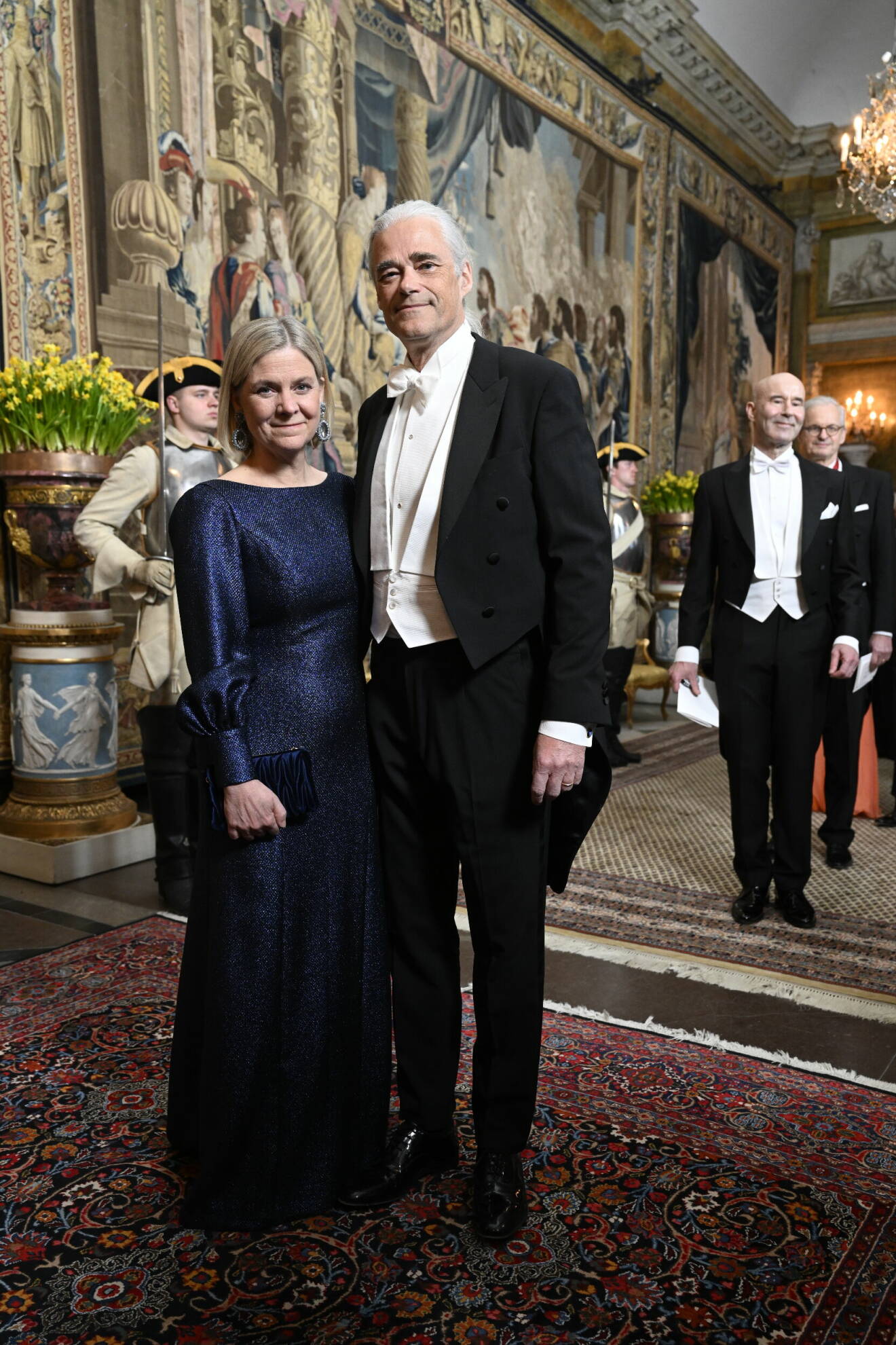 Socialdemokraternas partiledare Magdalena Andersson med sin man Richard Friberg anländer till kungaparets galamiddag