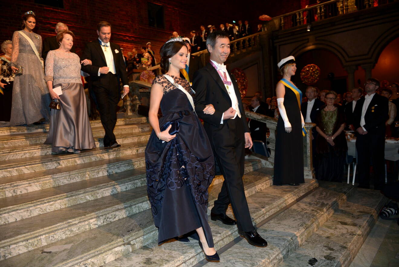 Prinsessan Sofia och fysikpristagaren Takaaki Kajita anländer till Blå hallen inför Nobelbanketten i Stadshuset i Stockholm