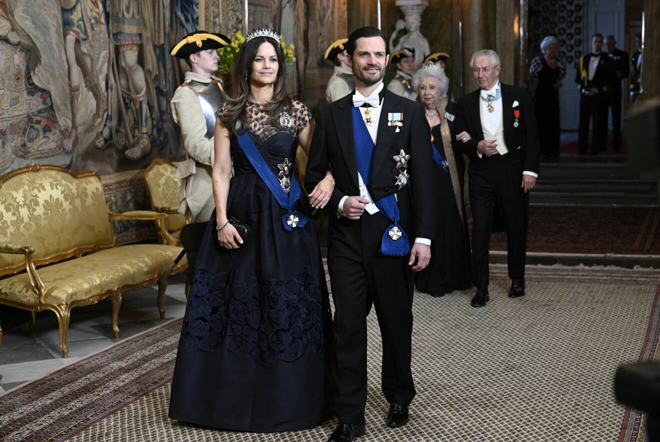 Prinsessan Sofia och prins Carl Philip anländer till kungaparets galamiddag på slottet
