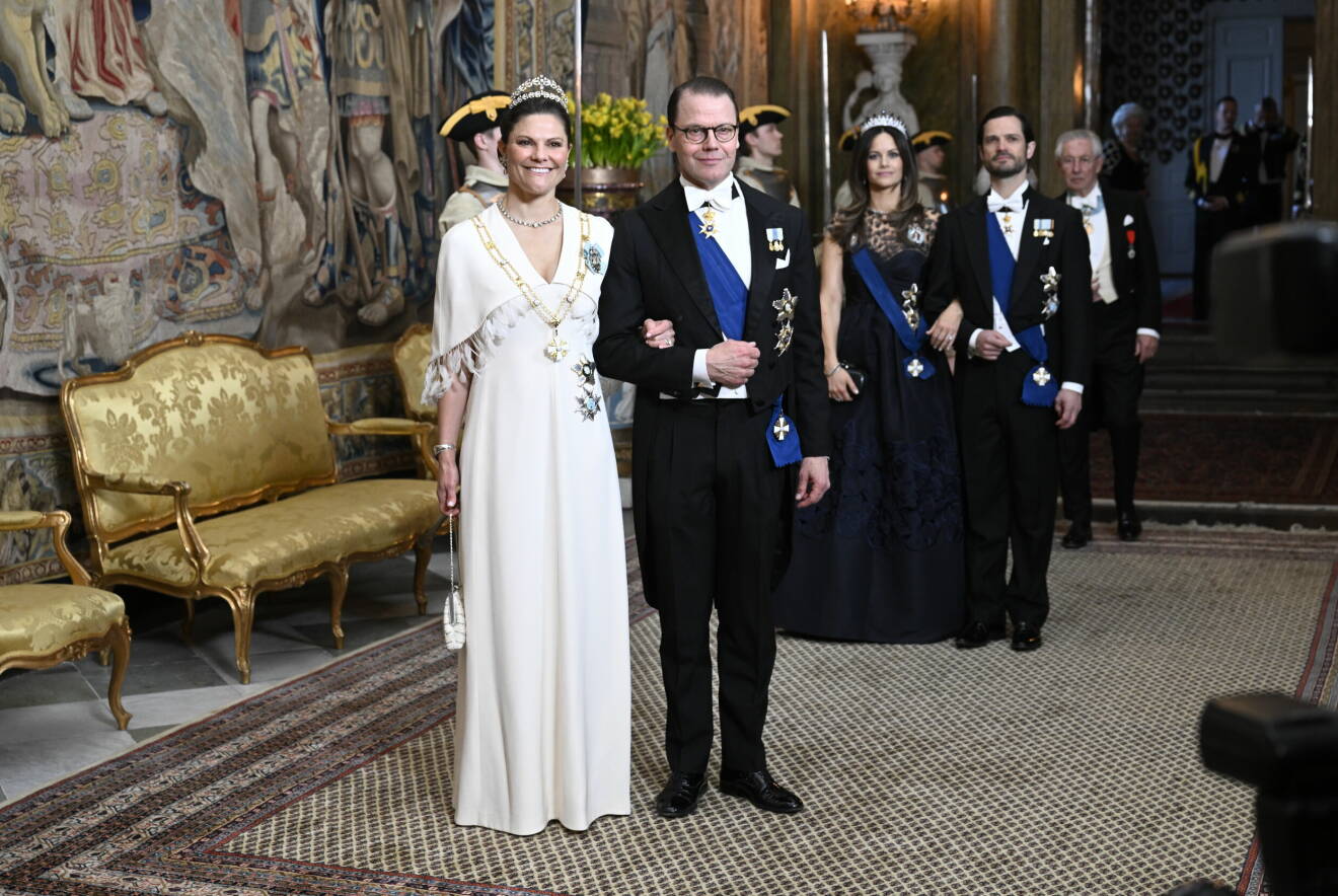 Kronprinsessan Victoria och prins Daniel och bakom prinsessan Sofia och prins Carl Philip anländer till kungaparets galamiddag på slottet