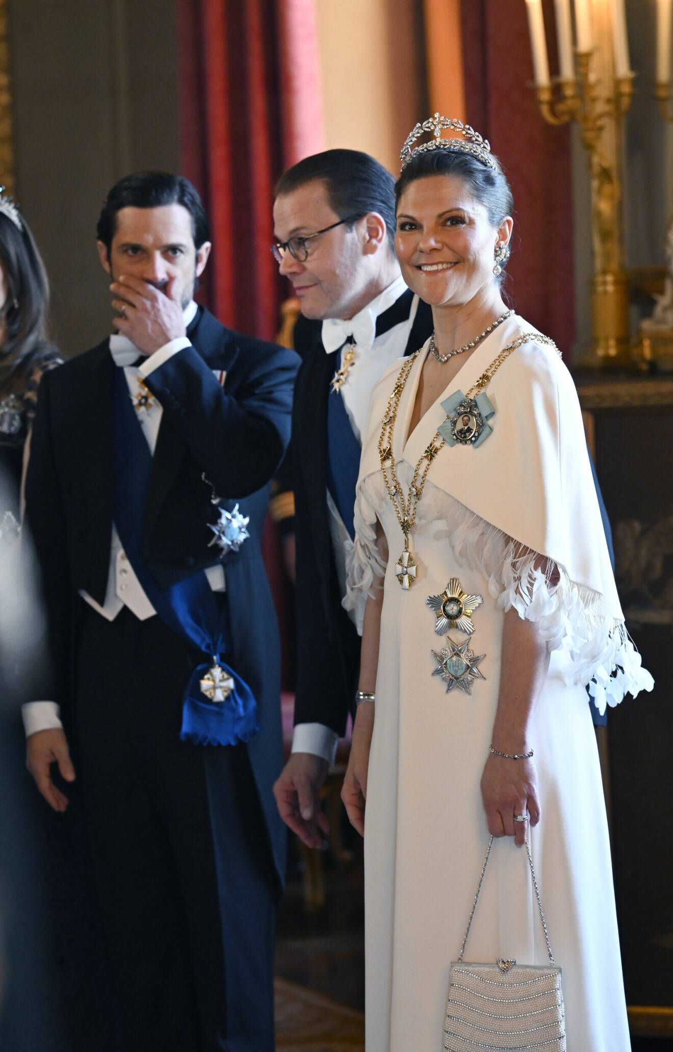 Statsbesök från Finland 2024 – kronprinsessan Victoria i vit fjäderklänning från Toteme