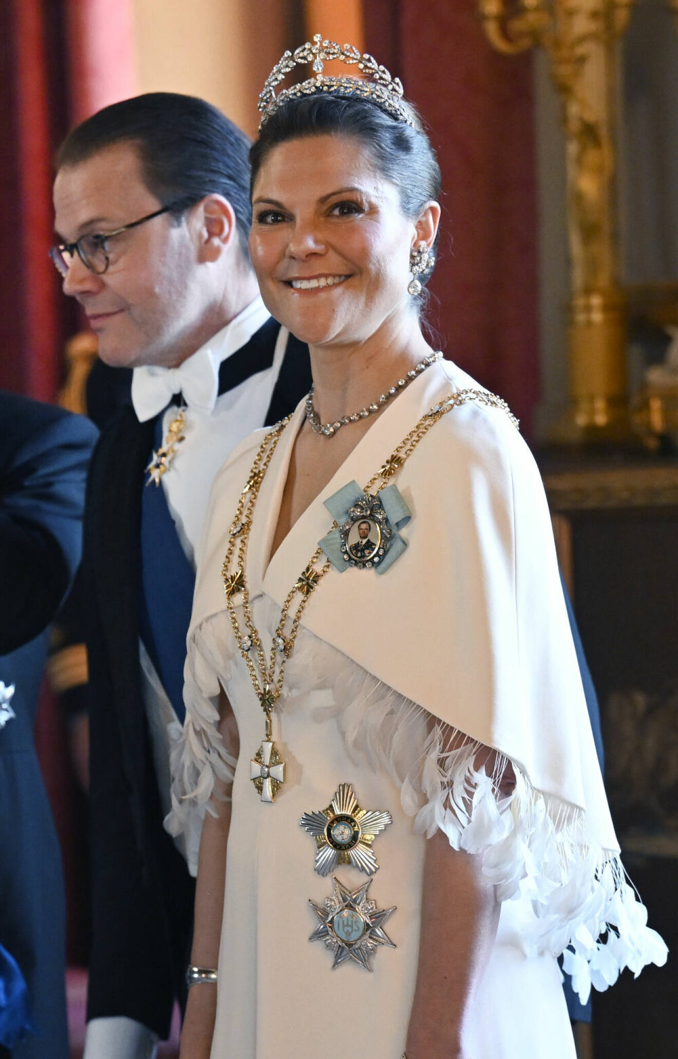 Statsbesök från Finland 2024 – kronprinsessan Victoria i vit klänning med fjädrar från Toteme