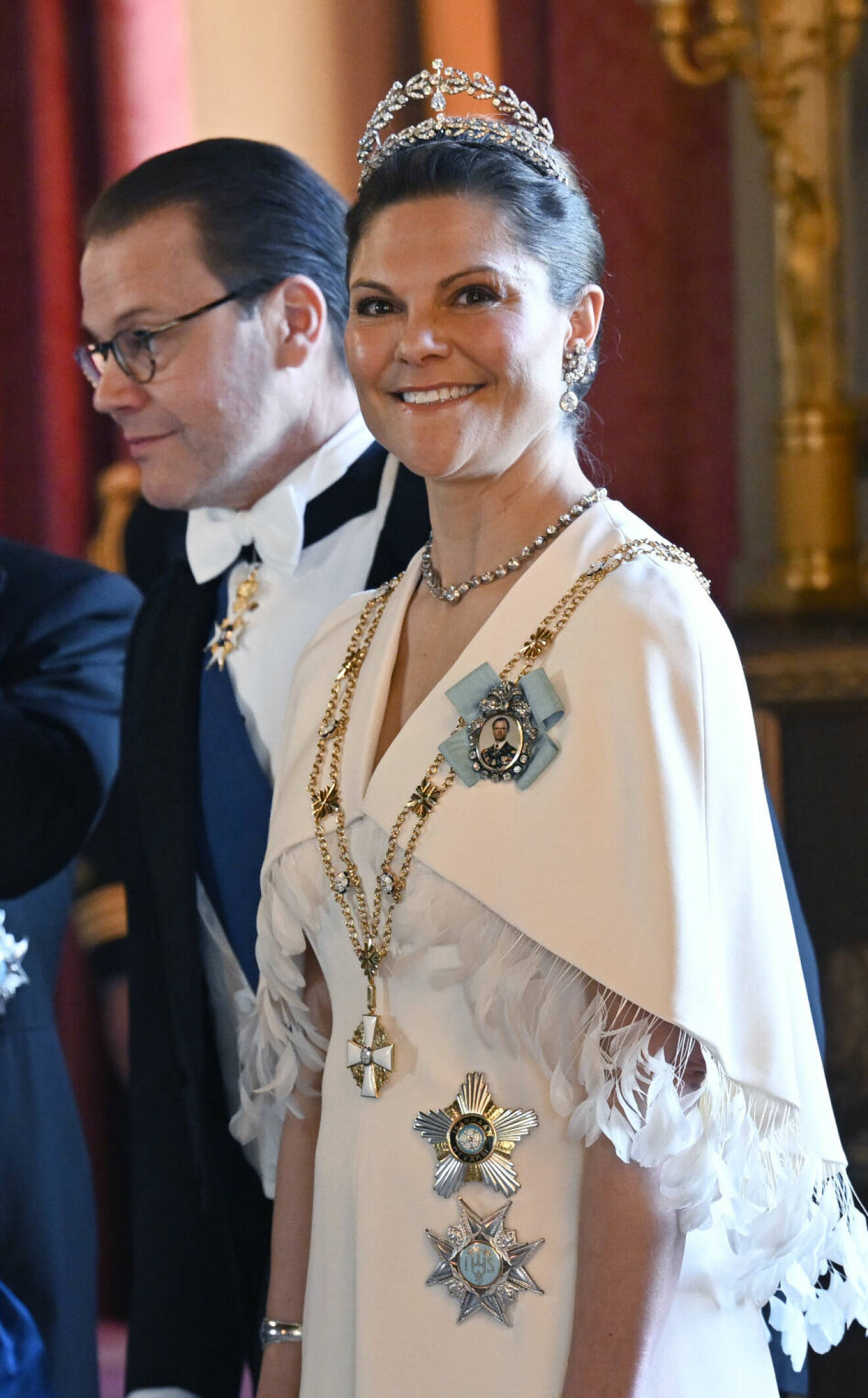 Statsbesök från Finland 2024 – kronprinsessan Victoria i vit aftonklänning med fjädrar från Toteme