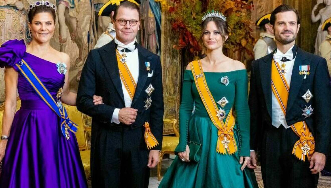Kronprinsessan Victoria, prins Daniel, prinsessan Sofia och prins Carl Philip poserar tillsammans