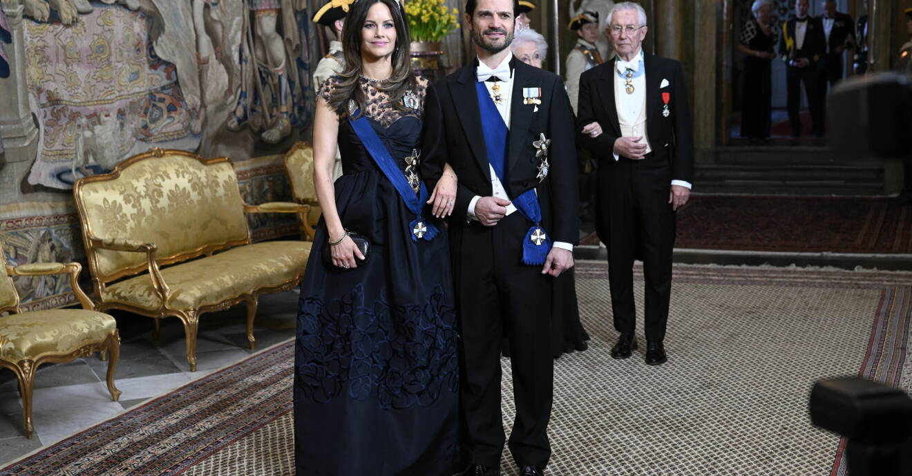 Prinsessan Sofia och prins Carl Philip ler mot kameran