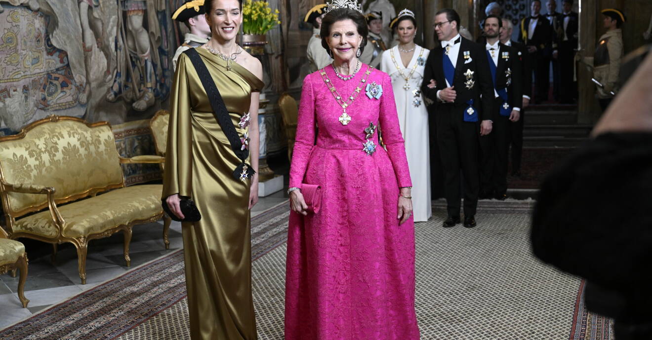 Presidentfru Suzanne Innes-Stubb poserar bredvid drottning Silvia