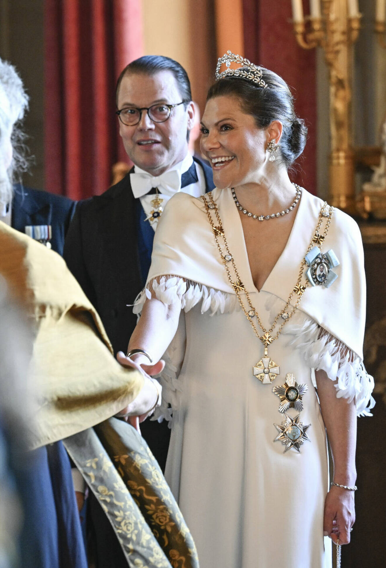 Kronprinsessan Victorias look vid middagen för Finlands president – klänning med fjädrar från Toteme