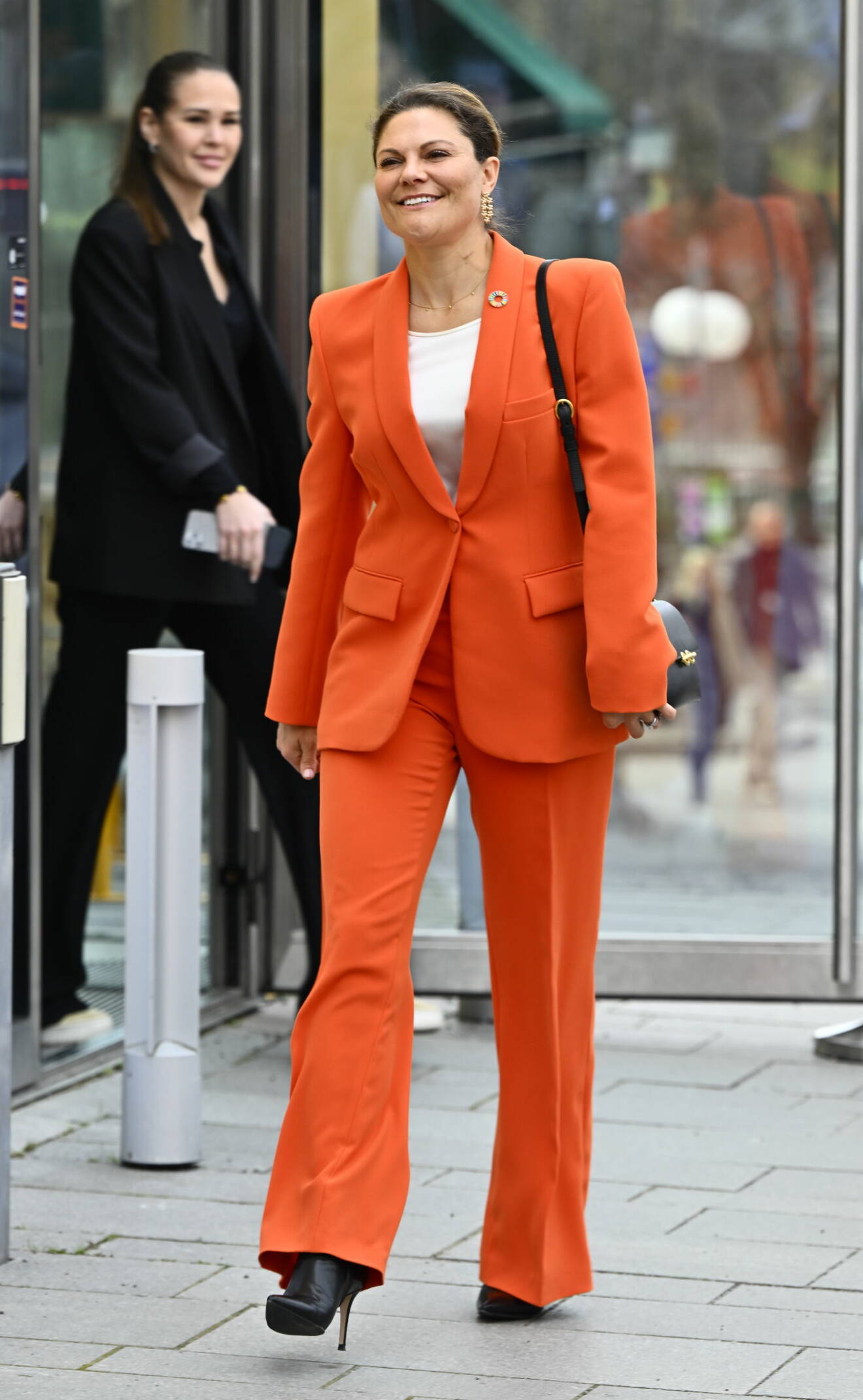 Kronprinsessan Victoria i orange kostym från Zara