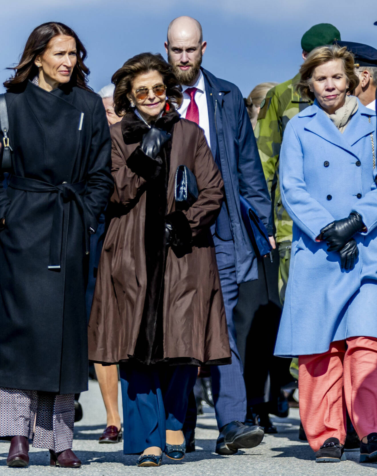 Drottning Silvia med First Ladyn Suzanne och Finlands undervisningsminister Anna Maja Henriksson (i blått)