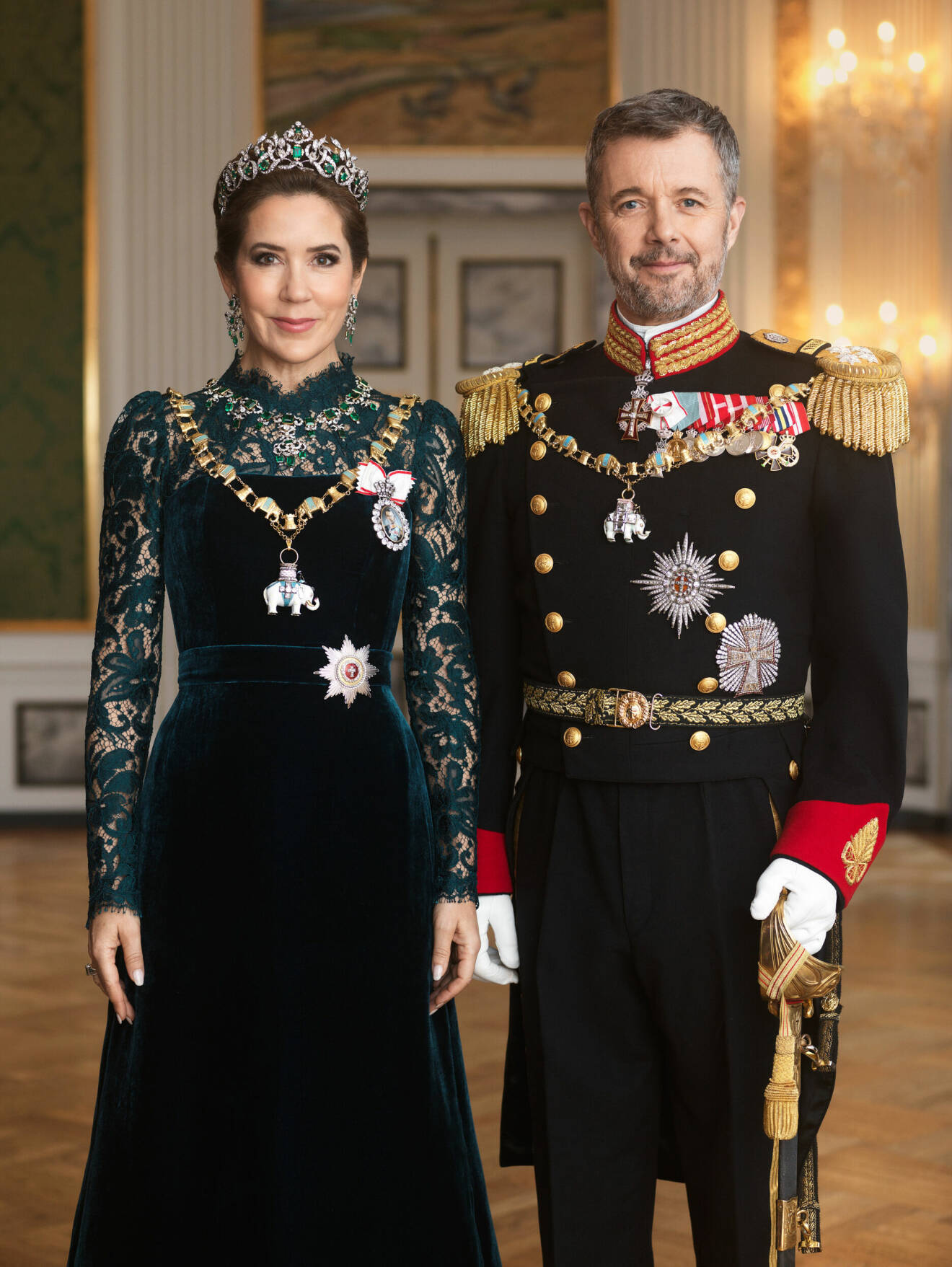 Drottning Mary och kung Frederik på hovets nya galaporträtt