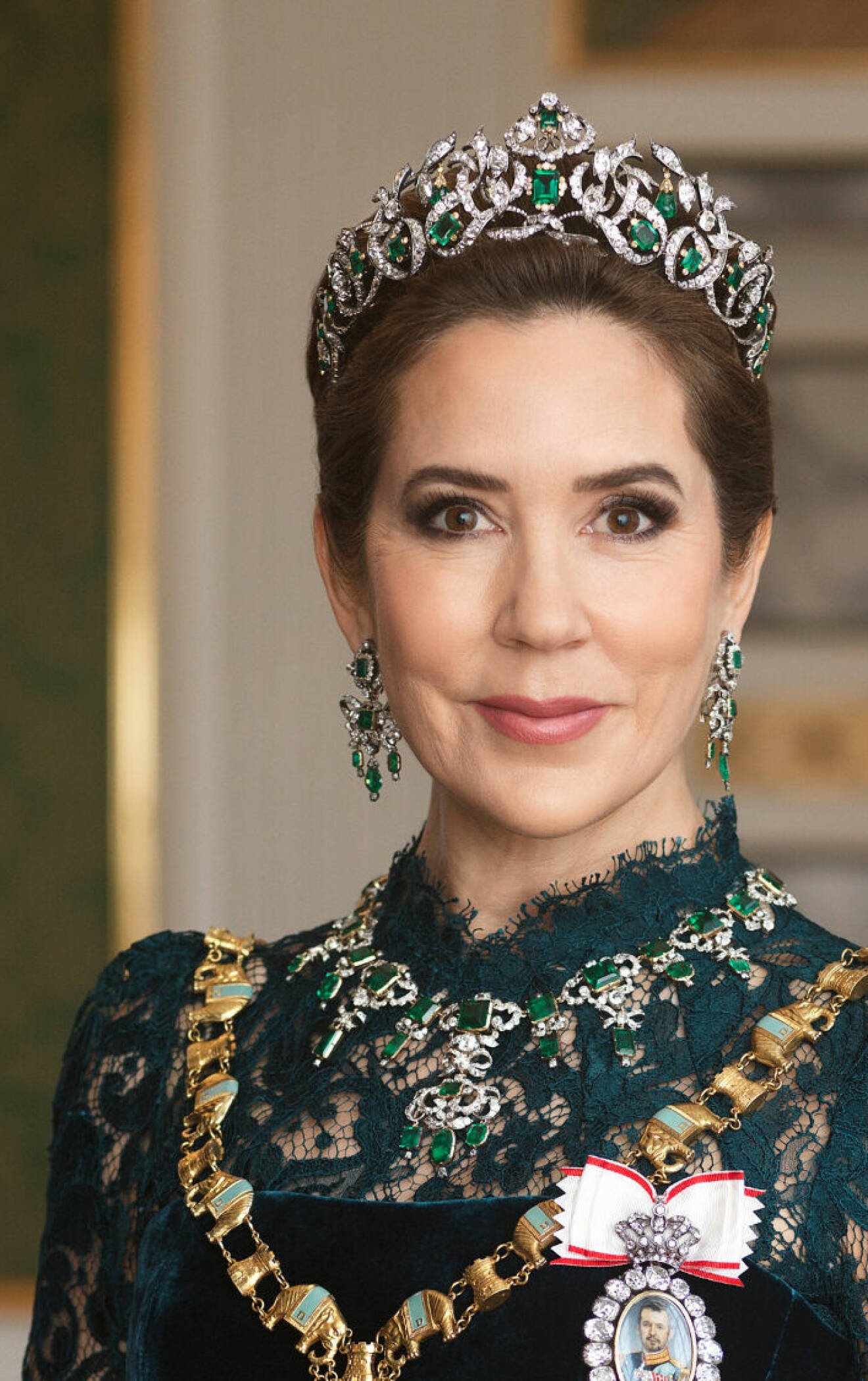 Drottning Mary i mörkgrön klänning och tiara med smaragder