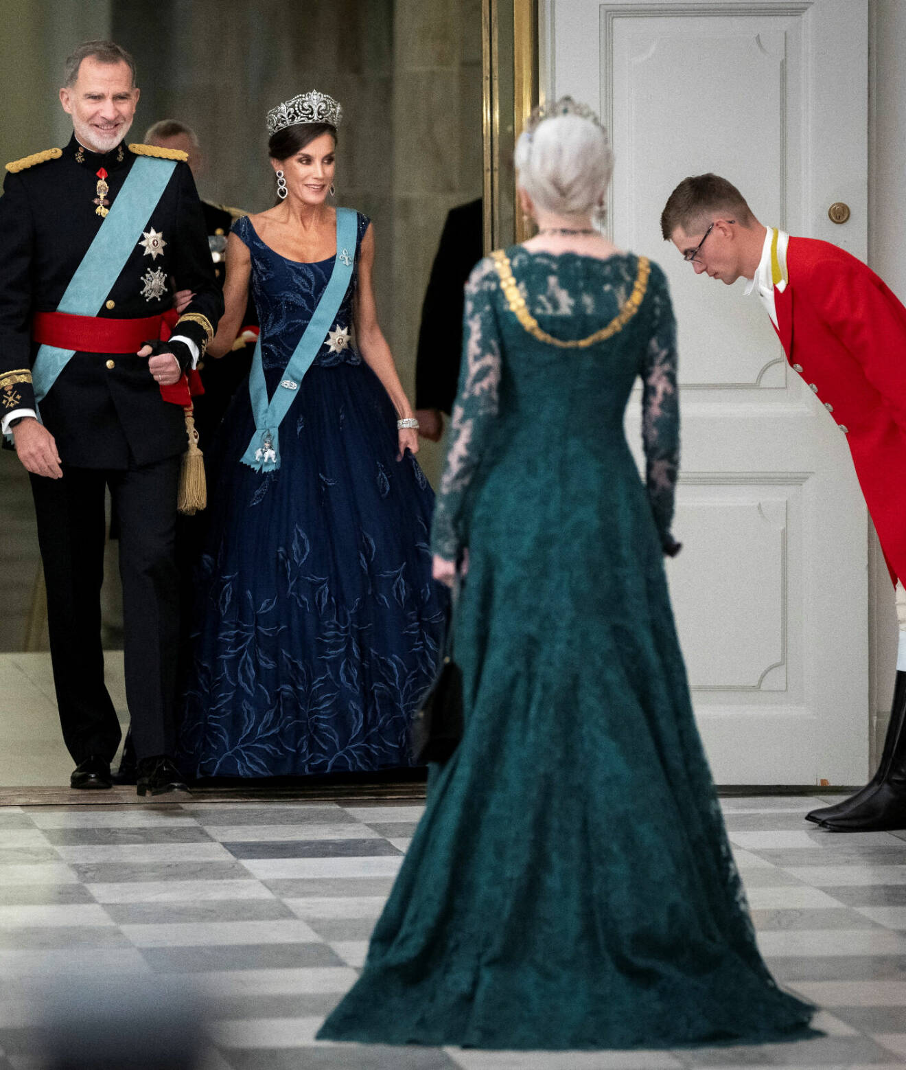Drottning Margrethe i mörkgrön spetsklänning och smaragder vid det spanska statsbesöket 2023