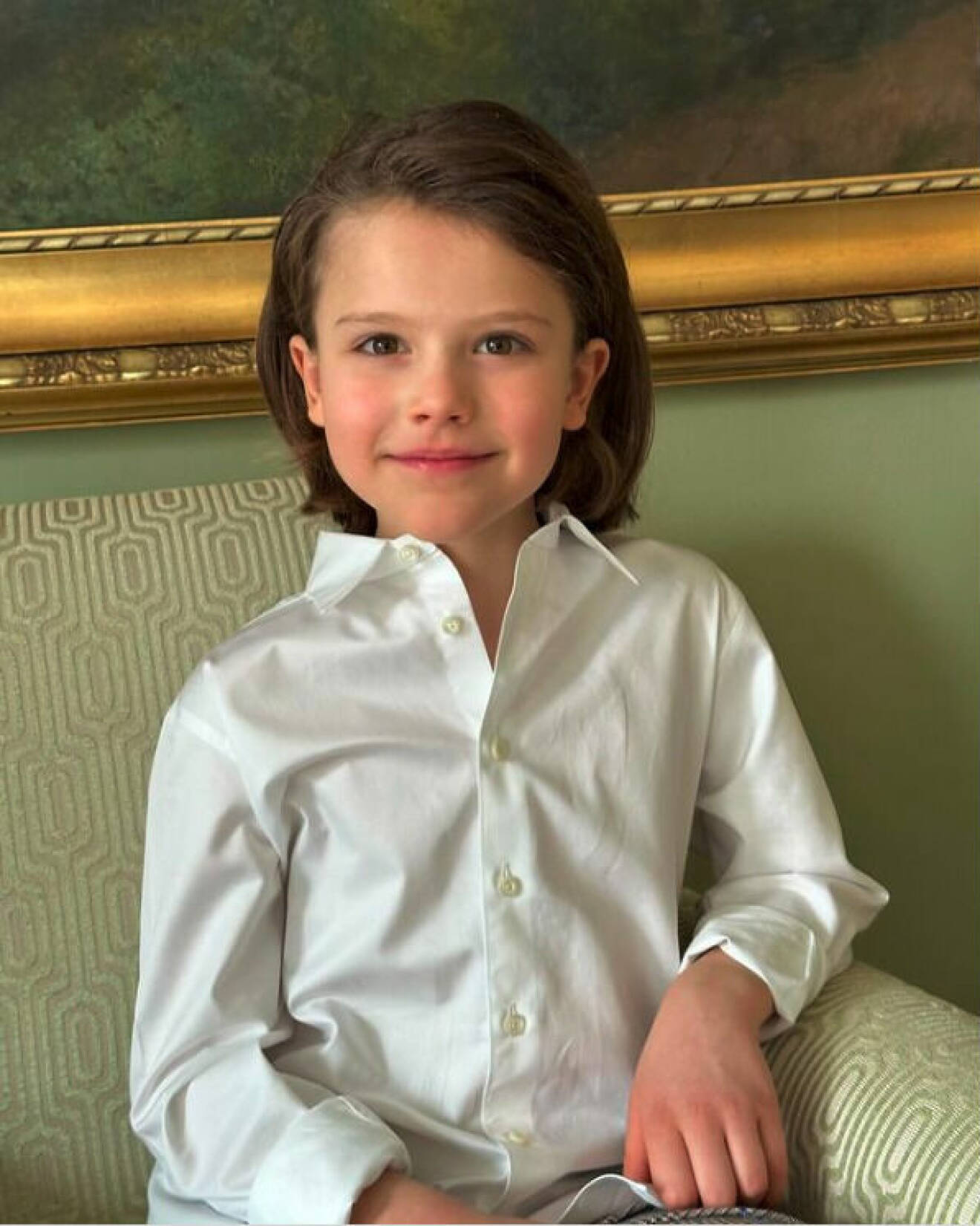 Prins Alexander fotograferad i vardagsrummet på Villa Solbacken på sin födelsedag 2024