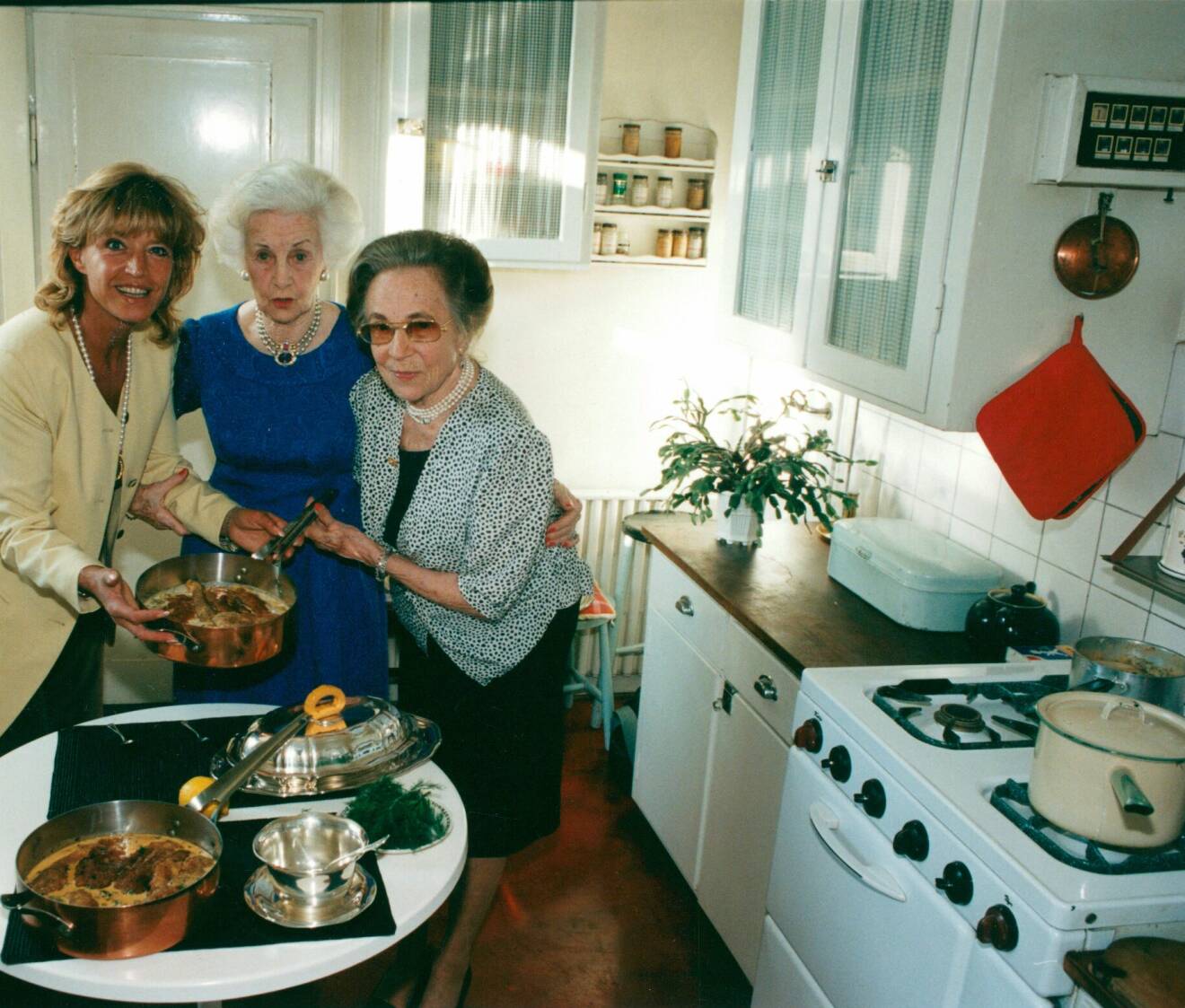 Prinsessan Lilian och hennes gäster Lill-Babs och Kid Severin i köket på Villa Solbacken år 1995