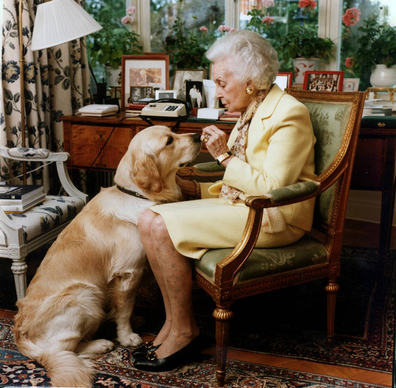 Prinsessan Lilian med sin hund Bingo i sitt arbetsrum på Villa Solbacken