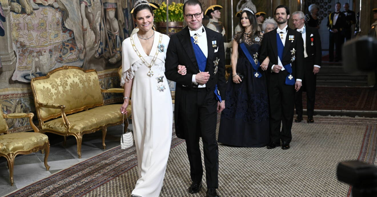 Kronprinsessan Victoria håller armkrok med prins Daniel