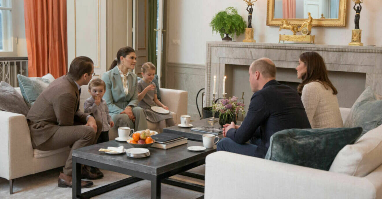 Prins Daniel, kronprinsessan Victoria, prins Oscar, prinsessan Estelle, prins William och prinsessan Kate i vardagsrum på Haga slott