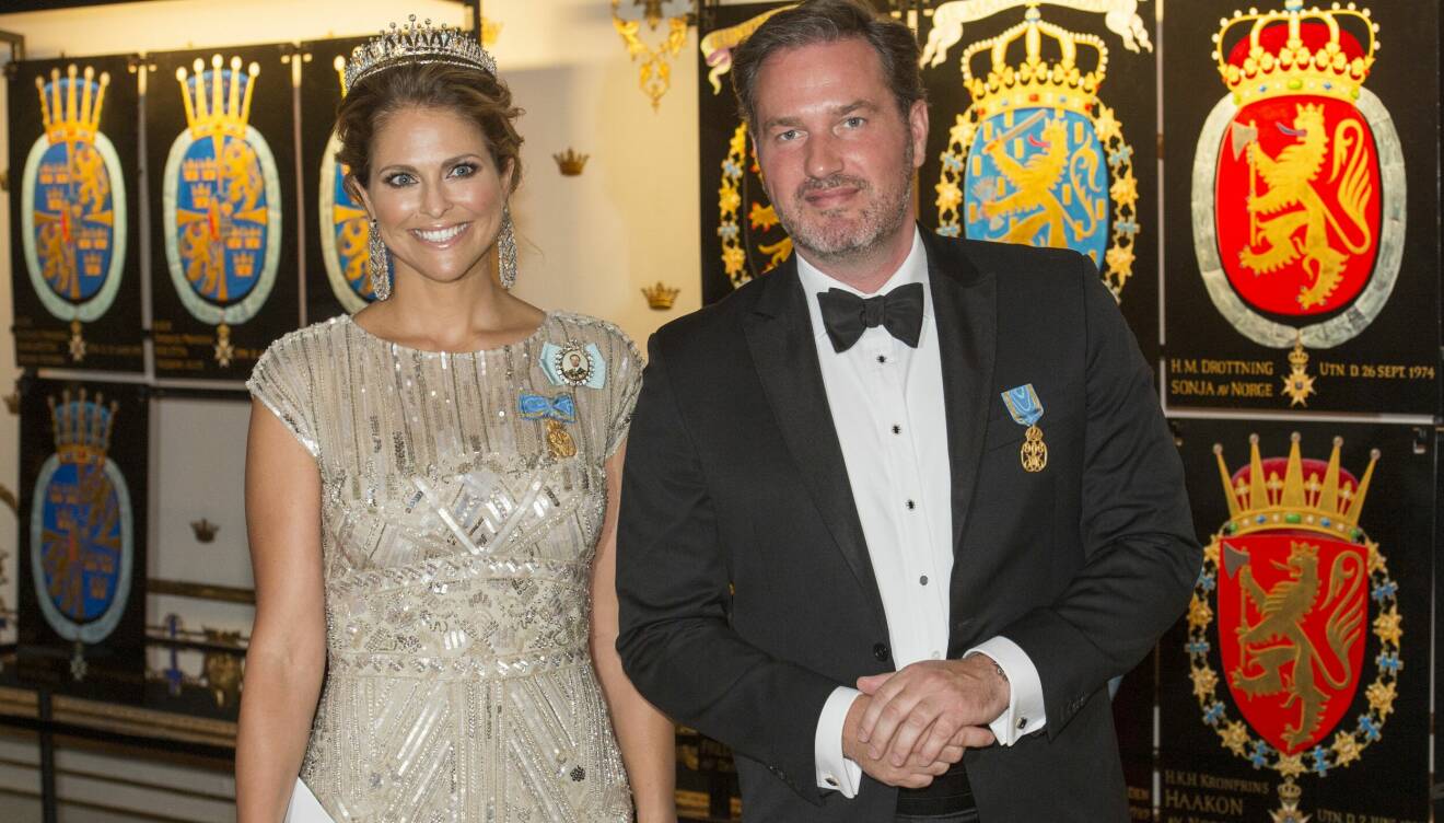 Prinsessan Madeleine och Chris uppklädda på slottet i samband med kungens födelsedag 2016