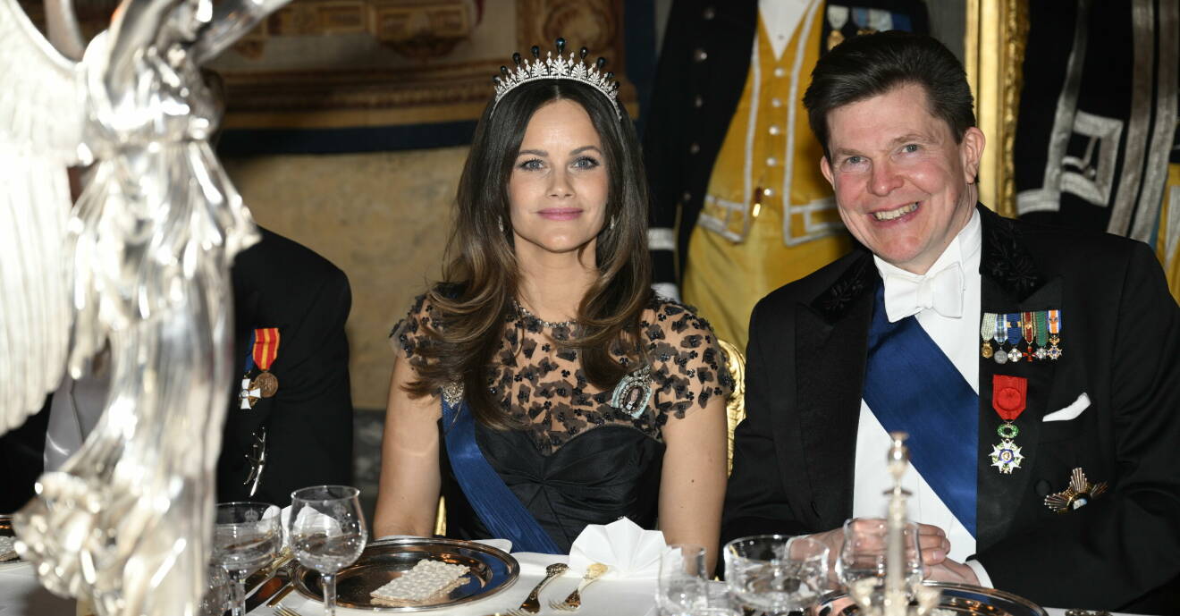 Prinsessan Sofia sitter bredvid talman Andreas Norlén under galamiddag på slottet