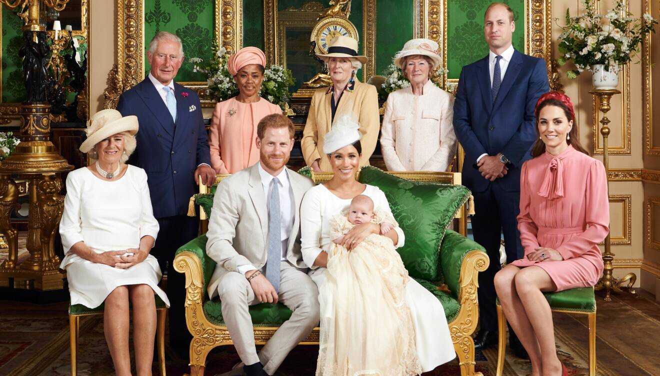 Prins Harry och Meghan Markle poserar med nyfödda Archie bredvid delar av brittiska kungafamiljen