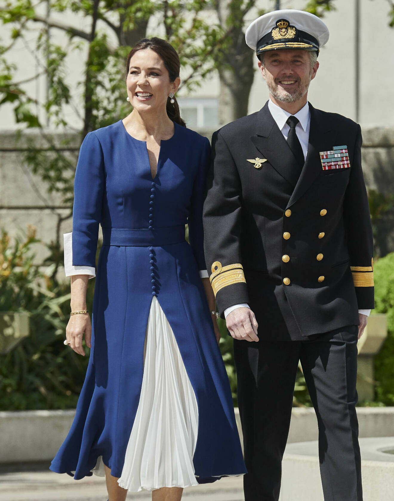 Drottning Mary i blå och vit klänning och kung Frederik i uniform