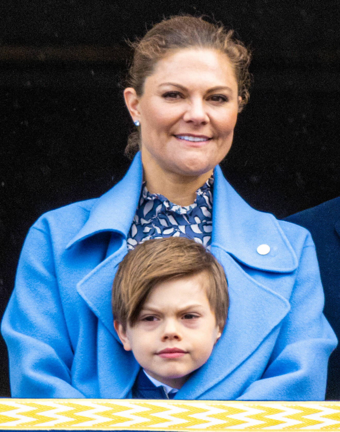 Kronprinsessan Victoria med prins Oscar på kungens födelsedag 2023