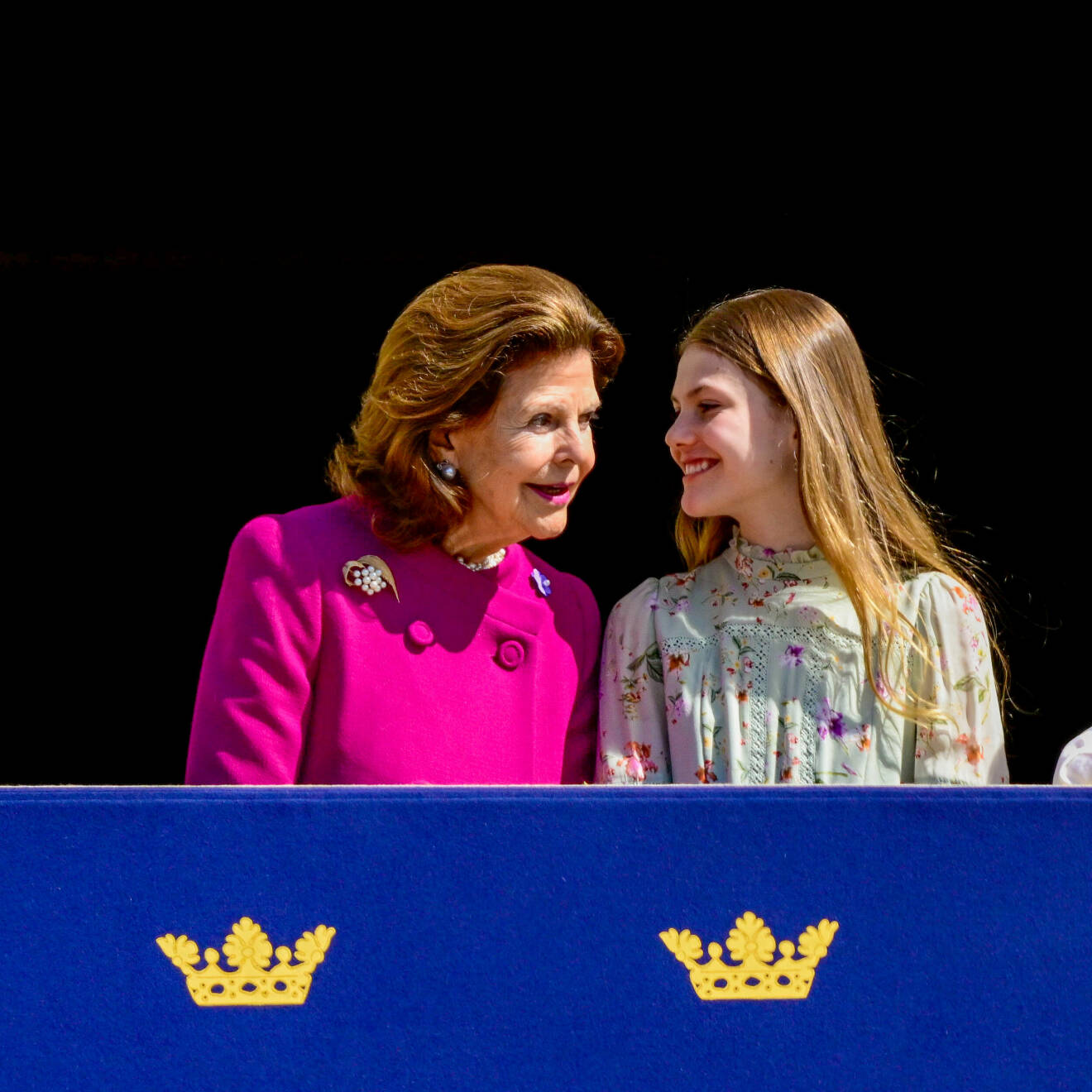 Drottning Silvia och prinsessan Estelle under kungens firande