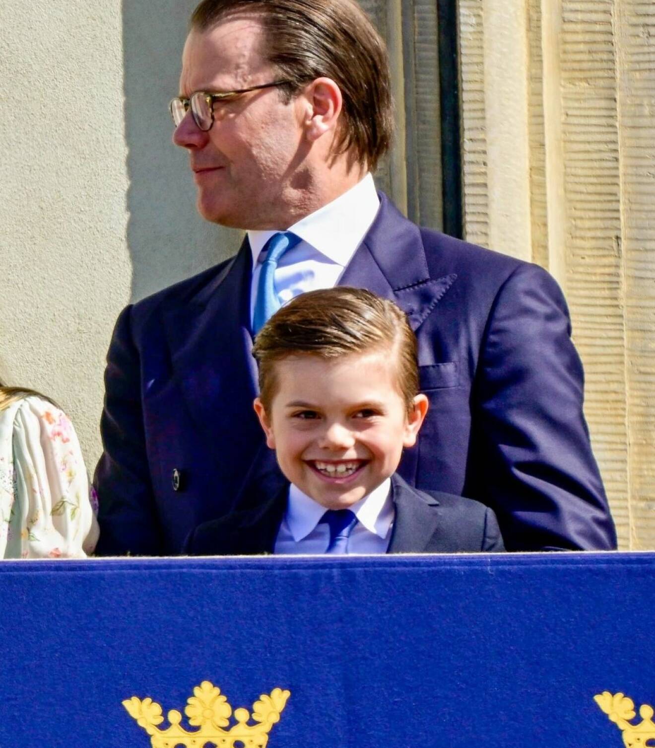 Prins Oscar och prins Daniel på slottsbalkongen på kungens födelsedag 2024