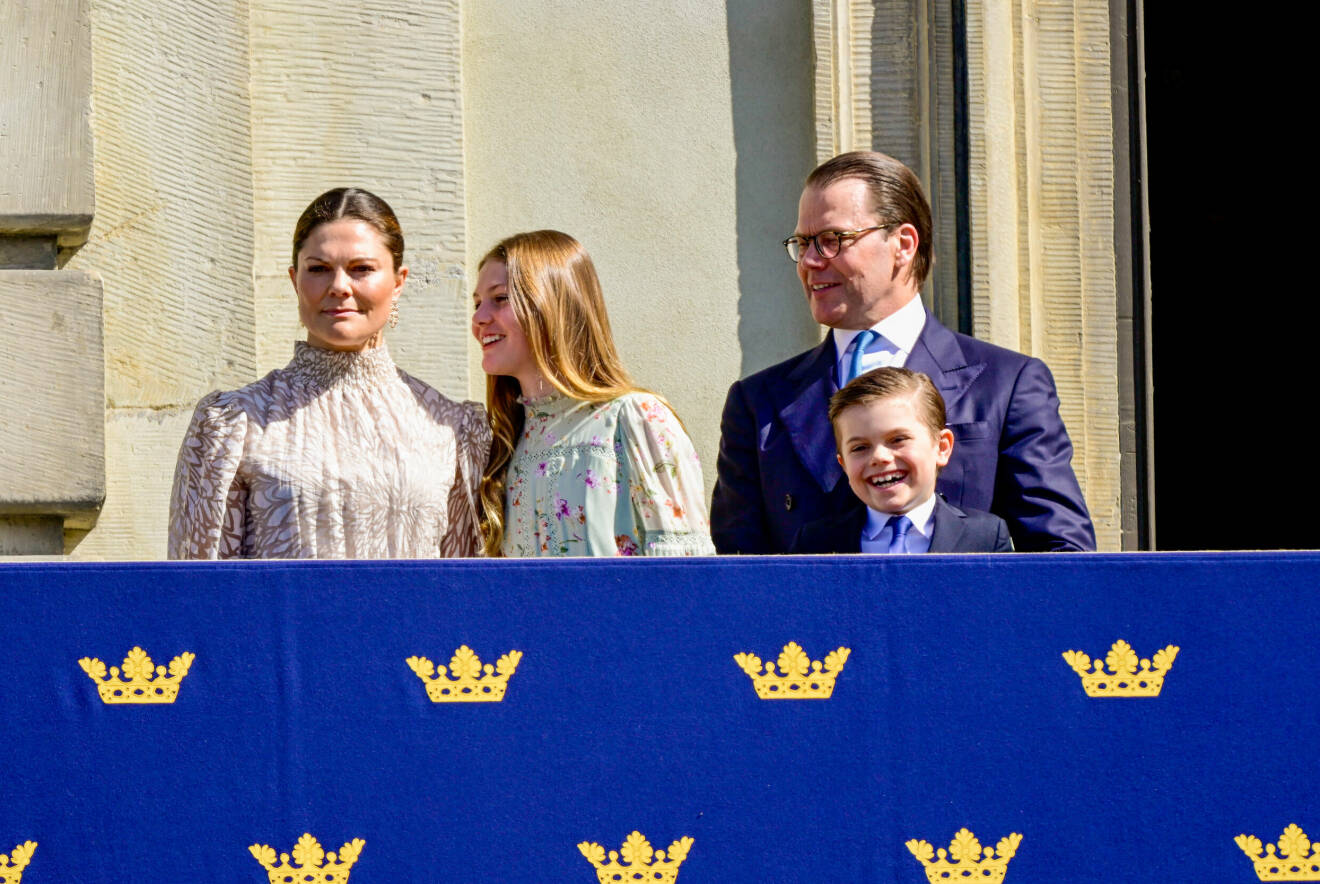 Kronprinsessfamiljen under kungens firande på slottet